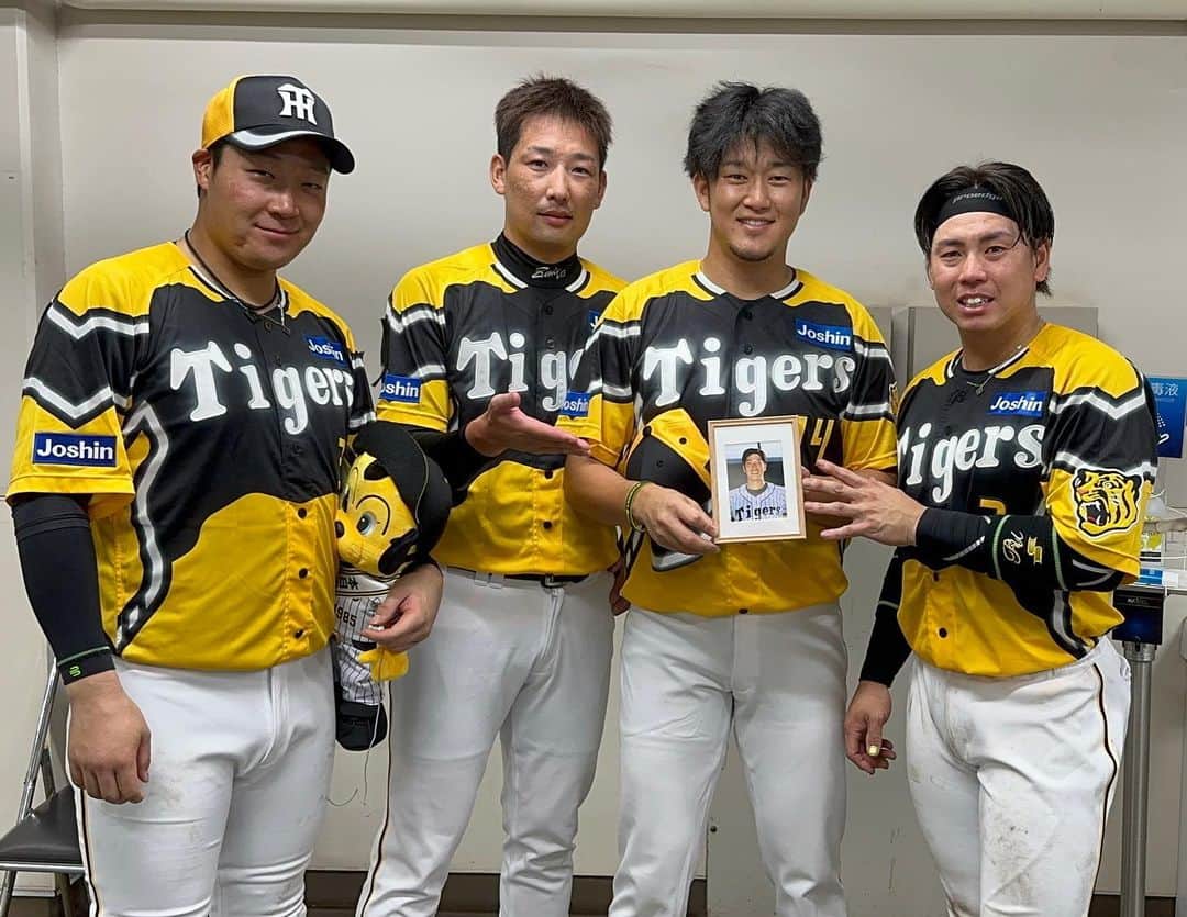 阪神タイガースさんのインスタグラム写真 - (阪神タイガースInstagram)「試合後、#横田慎太郎 さんを囲んで写真を撮りました！ #横田慎太郎 さん #24  #梅野隆太郎 選手 #岩貞祐太 選手 #岩崎優 選手 #大山悠輔 選手 #阪神タイガース  #ARE ヨコ！ありがとう！！」7月25日 22時39分 - hanshintigers_official