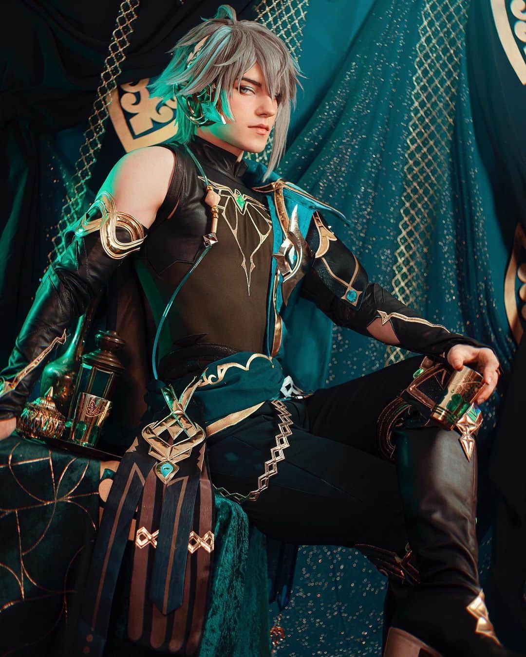Geheのインスタグラム：「Alhaitham ended up being so much more comfortable to wear than I thought :o can't wait to wear him again and take more photos! But I have something else prepared for him in the meantime hehe, stay tuned! 8)  Photo by @pnkvirus  Cosplay and wig from @dokidokicosplay_official  #alhaitham #cosplay #genshinimpactcosplay #cosplayphotography #alhaithamcosplay」