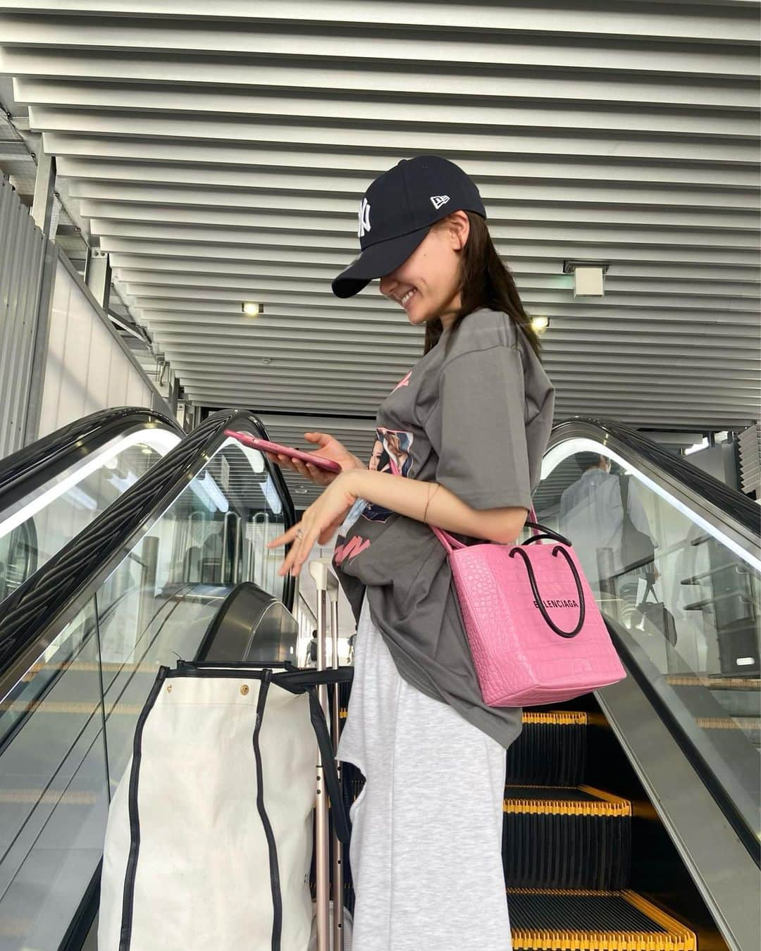 石綿日向子のインスタグラム：「🛩️🖤🩷 すっぴんフライト！ RIMOWA欲ち"ぃ…🥺 投稿消しちゃうかも！ @blackpinkofficial 🇰🇷♡彡」