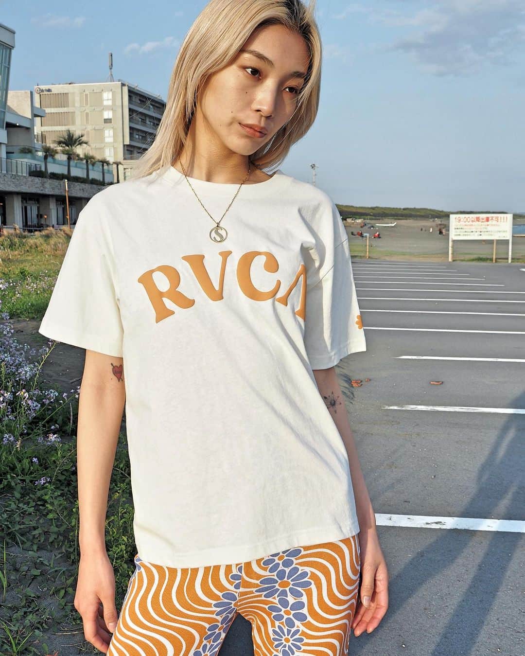 RVCA Japanさんのインスタグラム写真 - (RVCA JapanInstagram)「今季のブランドロゴをアーチ状にデザインして、左袖にもアイコンマークを施した1枚。ややゆとりのあるオーバーサイズのシルエットで、程よいリラックス感もプラス。 // #rvca #rvcajapan #balanceofopposites #rvca2023sscollection」7月25日 22時49分 - rvcajapan