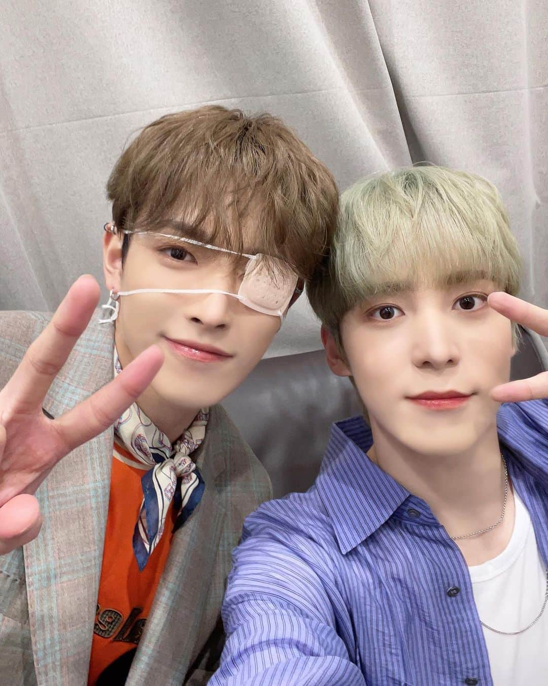 ATEEZさんのインスタグラム写真 - (ATEEZInstagram)「[📷] '아이돌라디오' 홍중,윤호 DJ Behind Photo  ⠀ 에이티니라는 꽃을 보면 언제나 웃음꽃 가득한 댕쭝디🌼 댕쭝디 응원과 함께 내일 하루도 아자아자!😆 ⠀ #아이돌라디오 #ATEEZ #에이티즈」7月25日 22時50分 - ateez_official_