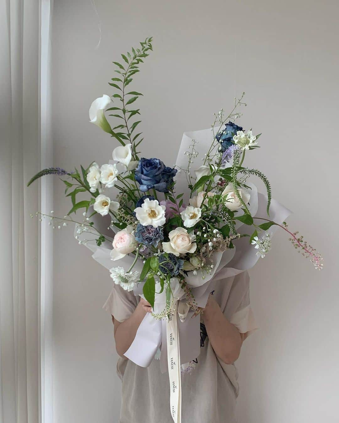 플로리스트 이주연 florist Lee Ju Yeonさんのインスタグラム写真 - (플로리스트 이주연 florist Lee Ju YeonInstagram)「. . Beautiful handtied with Clara 🩵 . #바네스꽃다발 #대형꽃다발  . 바네스플라워 VANESS FLOWER . Katalk ID vaness52 E-mail vanessflower@naver.com . Paypal payment possible . 서울시 중구 청파로464 브라운스톤서울 101동2806호 📞02-545-6813」7月25日 22時51分 - vanessflower