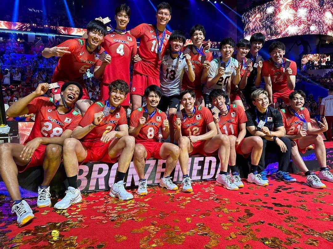 富田将馬のインスタグラム：「Awards ceremony🥉 東レアローズで撮りました🤔🤔🤔 たっちゃん📸 ・ #bronzemedal  #TORAY #🥉」