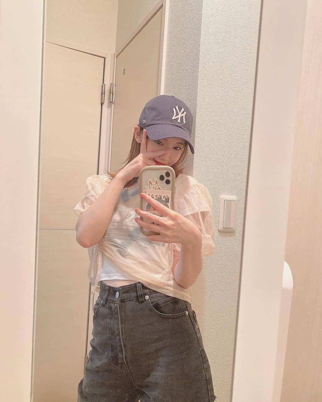 野田真実のインスタグラム：「． ． ． TシャツにシアーなTシャツ重ねて着たよ✌🏻 ． ． シアーT万能🤍 ． ．  #tシャツ #tシャツコーデ #シアートップス #kastane」