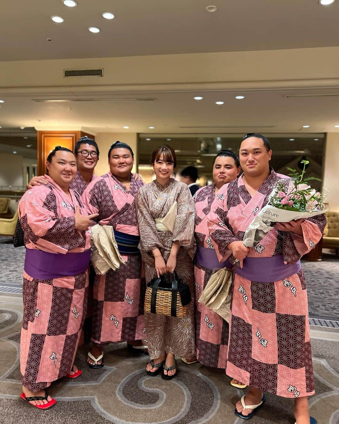 川村茉由さんのインスタグラム写真 - (川村茉由Instagram)「名古屋場所 千秋楽へ✨ いつもお世話になっている きんさんクリニック @kinsan_clinic の代表、 高野さんに誘って頂いて 鳴戸部屋の千秋楽祝賀会にも 参加させて頂きました☺️🙏  皆さん、本当にお疲れ様でした‼︎🙇‍♀️ 高野さんにいろいろお相撲のこと 教えて頂いたり、さらに Netflixのサンクチュアリにも ハマってたというのもあり、 今回は勉強して見に行ったら 本当に楽しくて楽しくて☺️ 伝統やしきたり、いろんな背景を 知ってから生で見ると、 気持ちも高まりますね🤩‼︎‼︎  来年も絶対生で見たい🥺🙌  #相撲 #名古屋場所 #千秋楽 #名古屋場所千秋楽 #鳴戸部屋 #力士 #お相撲さん #サンファン #ガルダモ」7月25日 22時54分 - mayupi_k