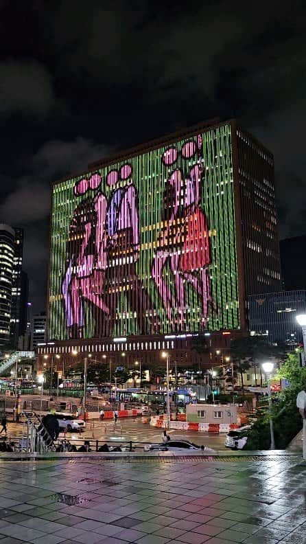 カン・ソグのインスタグラム：「서울역앞 대우빌딩..오랜만에 '줄리안 오피' 작품 만나다」