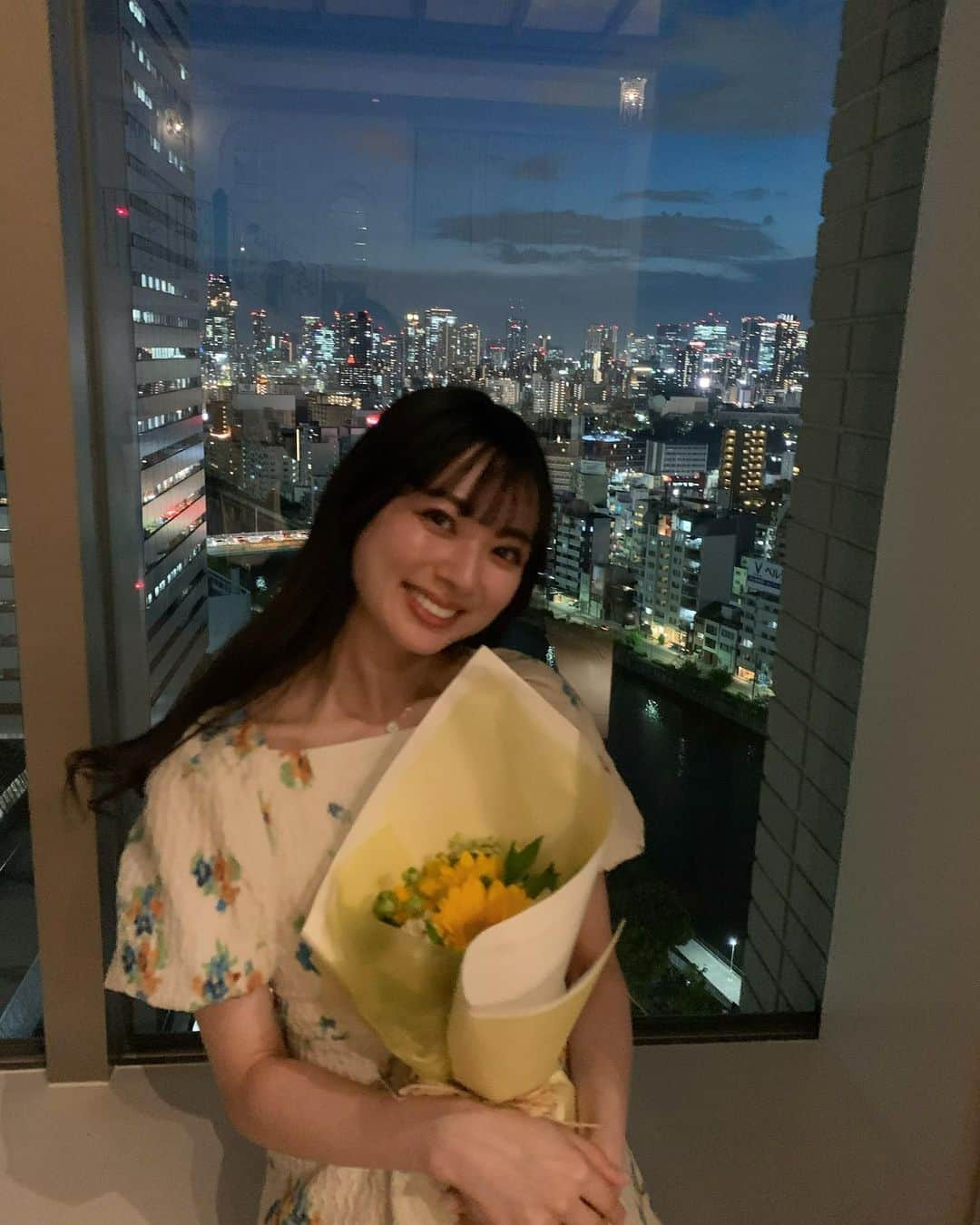 川村まりさんのインスタグラム写真 - (川村まりInstagram)「本日で26歳になりました🌻 目標は、家に帰ったらすぐにお風呂に入ることです。  後ろで天神祭の花火上がってたんやけど、一緒に上手く撮れませんでした😂🎆  前の投稿の時も付けてたけど、 出勤時も、ここ最近ずっとつけてるネックレス→ @thialh_official_jp  上品で使いやすい」7月25日 22時58分 - marimari725