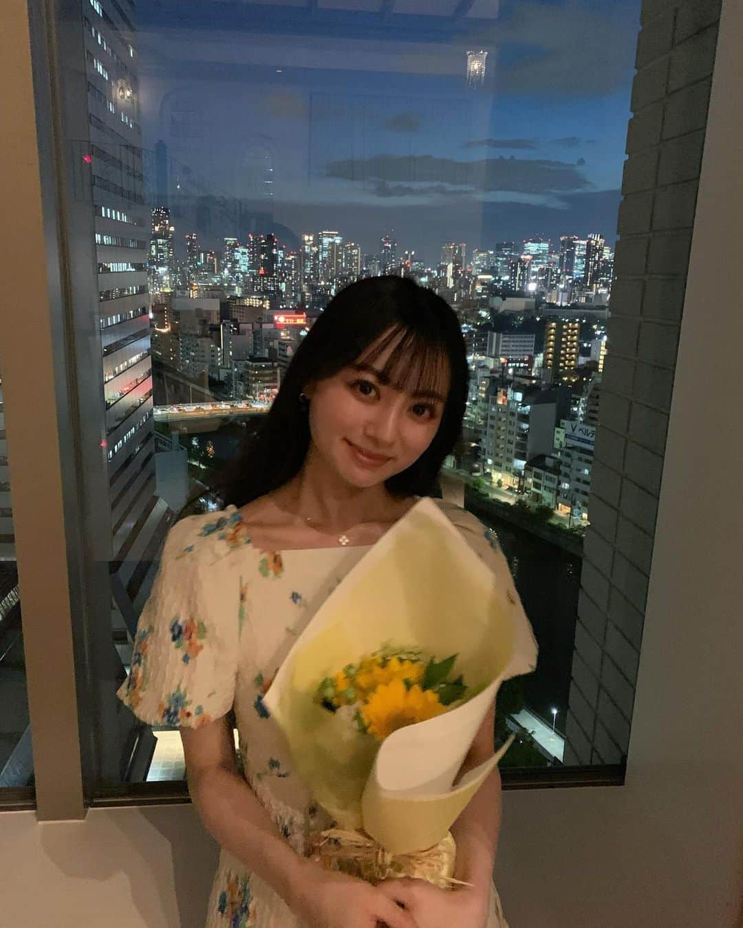 川村まりのインスタグラム：「本日で26歳になりました🌻 目標は、家に帰ったらすぐにお風呂に入ることです。  後ろで天神祭の花火上がってたんやけど、一緒に上手く撮れませんでした😂🎆  前の投稿の時も付けてたけど、 出勤時も、ここ最近ずっとつけてるネックレス→ @thialh_official_jp  上品で使いやすい」