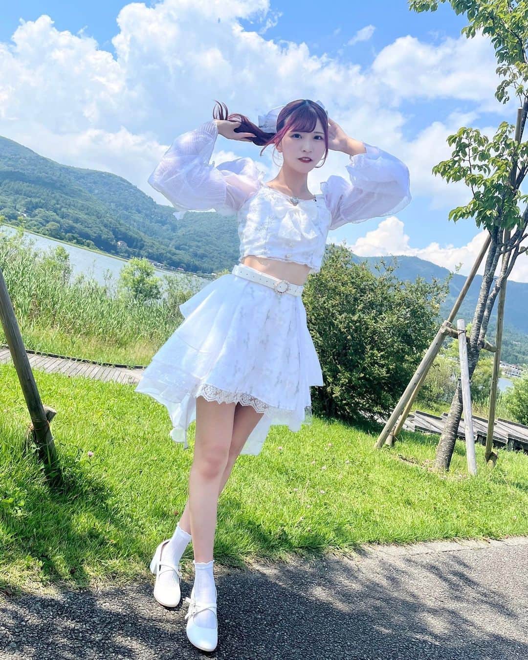 ちはるのインスタグラム：「. 自然映え〜  #山中湖 #アイドル #idol #富士山 #ヘアアレンジ #ポニーテール #tﬂers #instagood #follow」