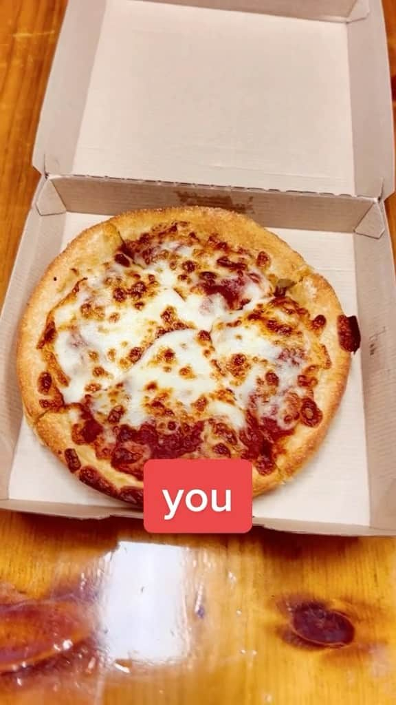 Pizza Hutのインスタグラム：「sorry if we stole your girl, our cheese just pulls like that」