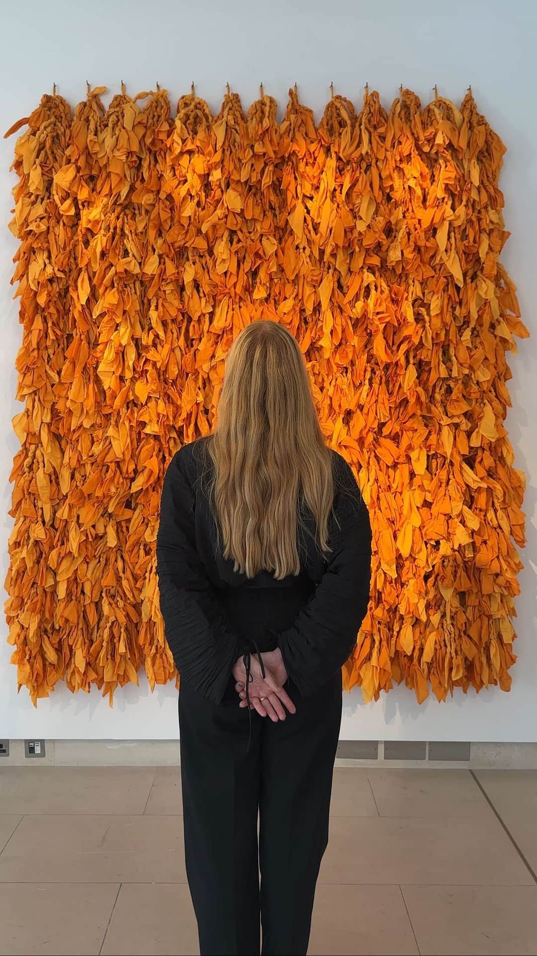 クリスティーズのインスタグラム：「The Largest Exhibition of Arab Art in London 💫   Modern and Contemporary Art of the Arab World comprises two distinct sections, Kawkaba: Highlights from the Barjeel Art Foundation, and Emirati Art Reimagined: Hassan Sharif and the Contemporary Voices.   Visit Christie’s London and explore paintings, installations, sculpture, drawings, and works on paper spanning over 80 years of creativity from 1939 to 2023.  This exhibition is in partnership with the UAE Ministry of Culture and Youth and the Barjeel Art Foundation.   📍 Modern and Contemporary Art of the Arab World | Christie’s London, 20 July - 23 August 2023.   @barjeelart @sultanalqassemi @ridhamoumni @thecarltontowerjumeirah #contemporaryart #middleeastart #barjeelartfoundation #arabart #UAE #kawkaba」