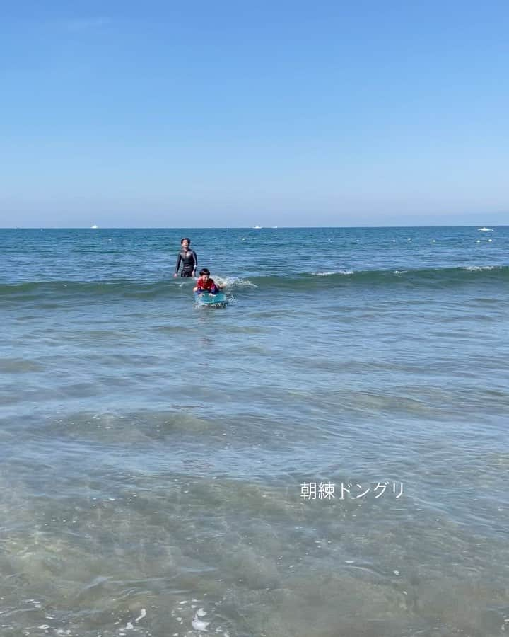 渋木さやかのインスタグラム：「朝も夜も海。  ⠀ 海のない県で育った私には 本当に贅沢。 ドングリはここが地元になるなんて。 うらやましいぞ、ドングリ。  ⠀  海の中で浮かんでるプラスチックゴミを拾って パンツの中やブラトップの中に 無意識に入れるクセがあるんだけど、 シャワーのときには忘れてるから毎回新鮮に驚く。  ⠀  #夏休み5日目 #鎌倉ライフ#海のある生活 #海のある暮らし#湘南ライフ#beachlife」