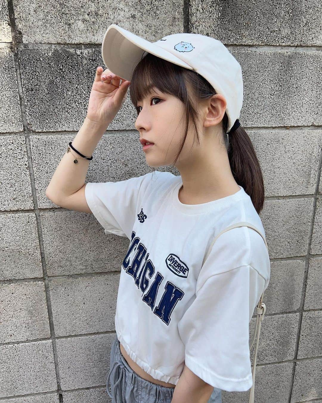 新倉愛海のインスタグラム：「どこ見てるの〜？👀✨ ⁡ #アプガ2 #にきちゃん #Japaneseidol #私服 #横顔 #ちいかわ #帽子」