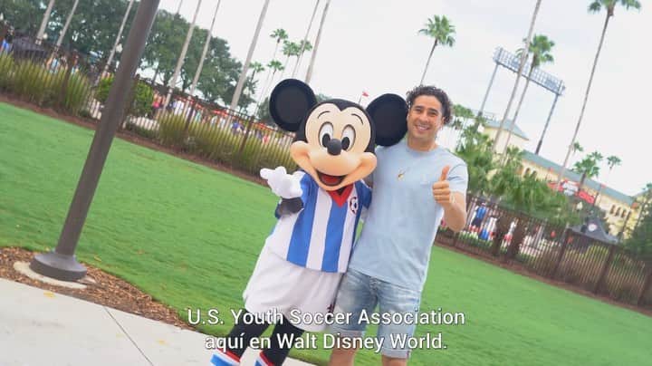 ギジェルモ・オチョアのインスタグラム：「@yosoy8a y @mickeymouse unidos en Walt Disney World para sorprender e inspirar a la nueva generación de futbolistas ¿Quién es esa persona que ha inspirado tus sueños más preciados?」