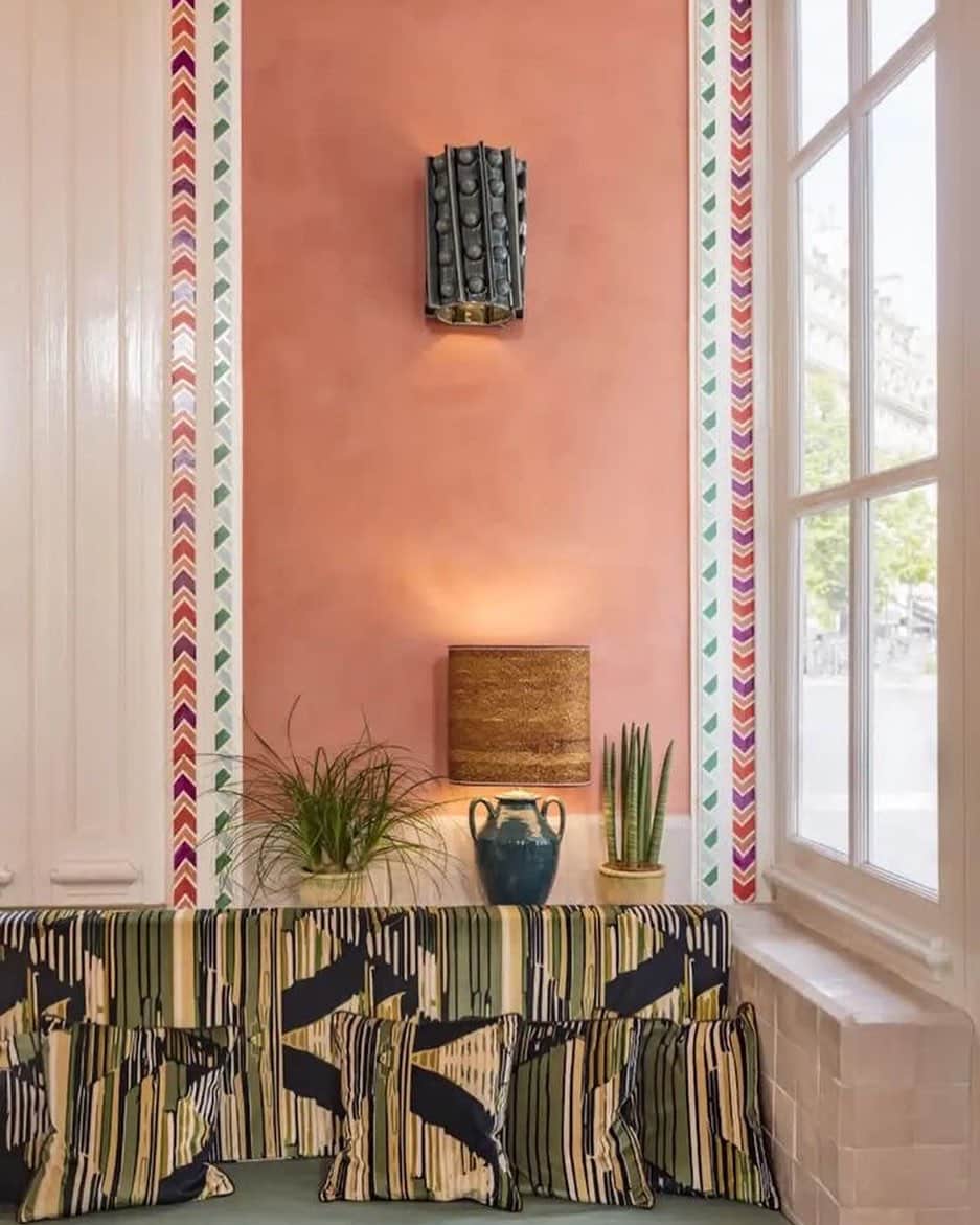 Homepolishのインスタグラム：「Every inch delights the eye here - design by Laura Gonzales, via @1stdibs  @lauragonzalezofficiel   #interiordesign #decorationdesign #lightingdesign #designstyle」