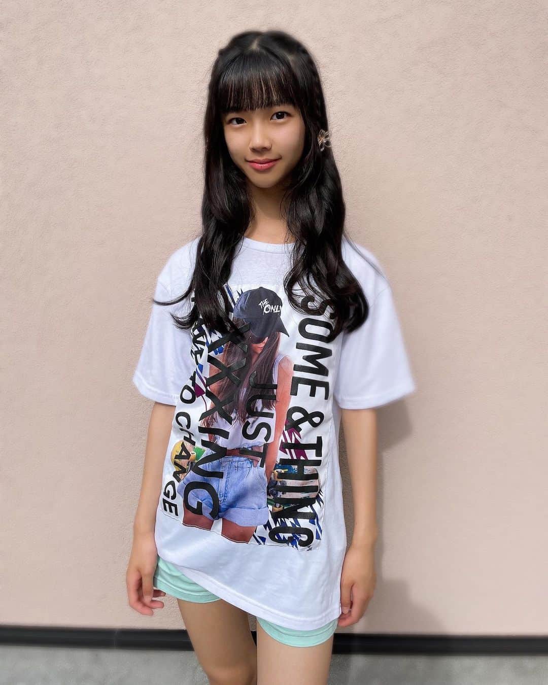 北島澪のインスタグラム：「Tシャツとショーパン💚  「ストリートファッション(Street fashion)」  ️ japankidsfashionweekでのインスタイベント「マイコーデコンテスト」に参加してます💚  #jkfwマイコーデ #キッズモデル #インスタキッズ #jkfw #japankidsfashionWeek #streetfashion   #ストリートファッション   #ストリートコーデ」