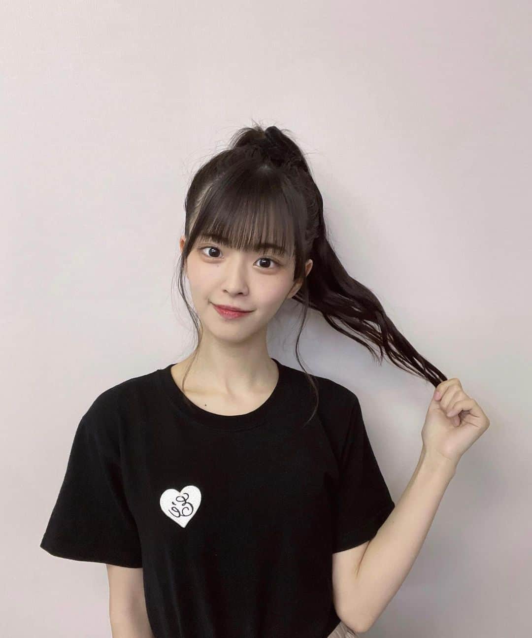 桜田彩叶のインスタグラム：「ポニーテール 🩷 また公演でもしたいです 🪄  #アイドル  #アイドルヘア  #ポニーテール #epine  #tシャツ  #ロゴt  #♡ #pink」