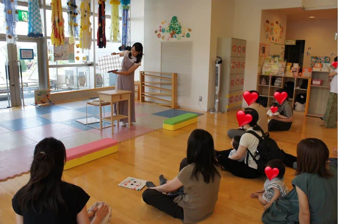 石井優香さんのインスタグラム写真 - (石井優香Instagram)「. 先日、 仙台市内にある子育て支援施設 "のびすく泉中央"さんで 30分間の読みきかせイベントをさせて頂きました📖 . 今回イベントをさせて頂くにあたって、 読み聞かせそのものが 赤ちゃん達にとって良いものになることはもちろん、 保護者の方々にとって、 この時間だけでも "○○せねば"の気持ち…肩の力を抜いて頂ければと思っていました。 (この気持ちについては、 冒頭でお伝えしました🍀) . 読み聞かせがはじまると、 赤ちゃん達はじーっと、キラキラした 真剣な目で見てくれて🥺 保護者の方々も、 笑顔で聞いて下さっていたり なかには、お伝えした通り 少し気を抜いて聞いて下さっている方もいて とても嬉しかったです😊 . . 途中、赤ちゃん達の雰囲気 (集中度合い)を見て 絵本と手遊び歌の順番を入れ替えたり 候補に持っていた絵本を入れ替えたり…📖 頭を回転させながら、 しっかり声を出しながら、 かわいい赤ちゃん達を見ながら 私自身、良い時間を過ごさせてもらいました🍀 この日お越しくださった皆さんにとって 「外が暑かったけれど行って良かった」と 思って頂けていたら とても嬉しいです☀️  ※著作権の関係で 絵本はスタンプで隠しています※ . #宮城#仙台#泉区#泉中央 いずみちゅうおう #のびすく#のびすく泉中央 #仙台子連れスポット #読み聞かせ#絵本#フリーアナウンサー」7月25日 23時10分 - ishii_yuuka