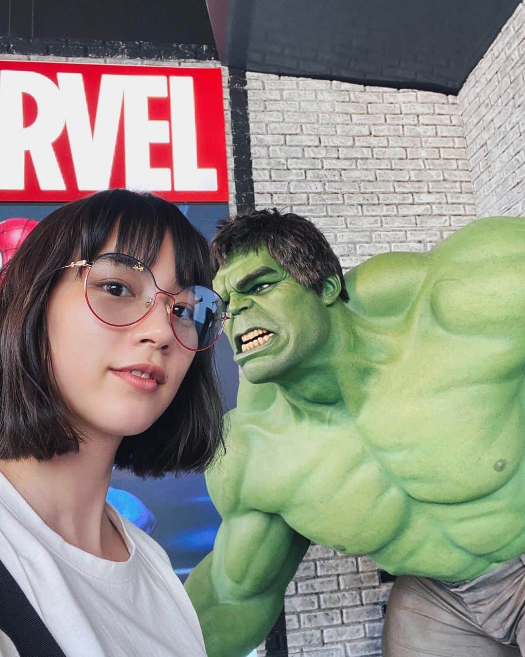 のん（能年玲奈）のインスタグラム：「こないだ行ったL.A.の思い出🦖  シャーリーマクレーンやドナルドオコーナーも見つけたかった。  カモミールティー🫖茶葉多くない？と思ってたら、継ぎ足しでどんどん追加してくれる形式だった。ティーポット、店員さんに常に見張られてた。  ハルクの順番待ちは子供達に混じらせてもらいましたー。 そわそわしたけど、待ってる間にポーズの勉強出来たので良かった。 みんなポージングにオリジナリティがあって、ハルクと一体となっていて凄かった！ あの子達に負けねーぞ！と思ってスタンス低めで斜めに乗り出しました。 🤳Kanno Shie  お気に入りのサングラスは色が薄いので、ロサンゼルスの日差しには太刀打ちできなかった🥲 太陽強いなあ。 今度行く時は真っ黒のやつ買ってやる。  旅行気分一瞬だったけど楽しかったー！  まとめてたくさん書いたなあ。最後まで読んでくれた人ありがと。  #LA #marvel」