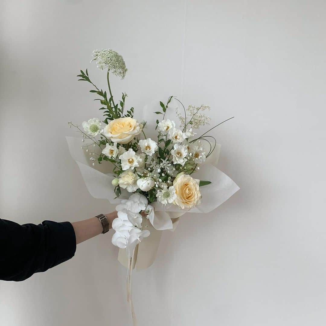 플로리스트 이주연 florist Lee Ju Yeonさんのインスタグラム写真 - (플로리스트 이주연 florist Lee Ju YeonInstagram)「. . 창업반 첫수업에서 핸드타이드 🤍 . #바네스꽃다발  . 바네스플라워 VANESS FLOWER . Katalk ID vaness52 E-mail vanessflower@naver.com . Paypal payment possible . 서울시 중구 청파로464 브라운스톤서울 101동2806호 📞02-545-6813」7月25日 23時14分 - vanessflower