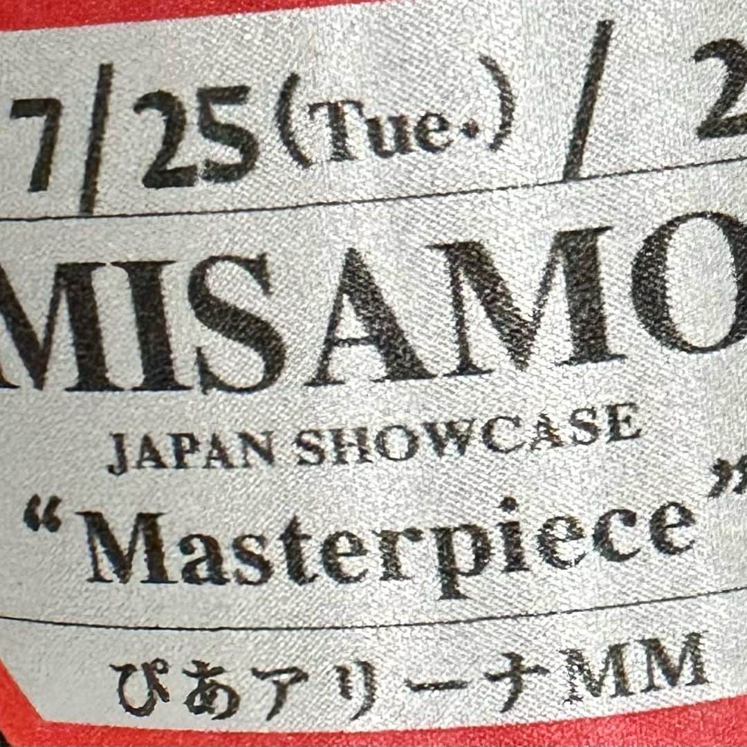 小渕健太郎さんのインスタグラム写真 - (小渕健太郎Instagram)「2023.7.25 横浜ぴあアリーナMM Twiceの日本人メンバー、MINAさん、SANAさん、MOMOさんによるユニット「MISAMO」のJAPAN SHOW CASEへ。 先日の味の素スタジアムで観せていただいた「Twice」のコンサートとは雰囲気の違う今日のショーケースは、荘口アナ司会によるトークの時間などもあり、メンバーの皆さんの個性がより近く伝わる、和気藹々としたライブだった。 しかし、いざパフォーマンスが始まると、一瞬で会場の空気が変わるコントラストもクールで、ダンスと音楽のシンクロに加え、映像と演出が絶妙に絡み合い、明日発表されるアルバム「Masterpiece」が、彩り深い作品であると強く感じた。 オーディエンスの熱も、愛に溢れ、素晴らしく、笑顔が溢れる。 ドラマ「リエゾン」の挿入歌「Bouquet」は、会場をとても柔らかく包んでいた。 終演後、ご挨拶させていただいた。2021年「卒業」でコラボレーションをしてくださったSANAさんに、直接御礼を伝えられた。感謝。  いつかツアーがあったら、必ず観に行きます！  #misamo #twice #mina #sana #momo #masterpiece #wmj#ライブは心の充電」7月25日 23時14分 - kobukuro_kobuchi_official