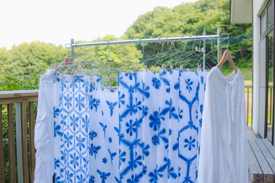 福田瞳さんのインスタグラム写真 - (福田瞳Instagram)「#藍染め体験 @sanazawa_terrace  . . 優しい先生に教わって素敵な手拭い出来ました✨☺︎ やっぱり自分で作ったものには愛着わくわ〜☺︎ これからの農作業、首に巻こうっと☺︎ #起用不器用関係なし #みんなちがってみんないい」7月25日 23時16分 - fukudahitomi610