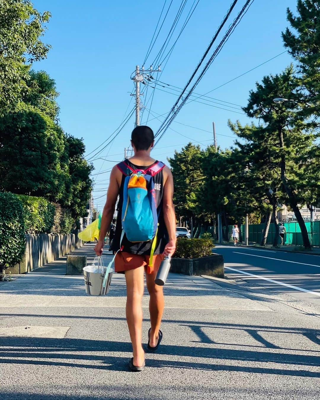 坪井慶介のインスタグラム：「夏休み🌞 今日は、カニ🦀取りに行ってきました！！ リュック持って、水筒持って、網持って、バケツ持って、カニ取り（釣り）竿持って、 タンクトップにビーサン… 完全にわんぱくおじさん🤣 娘と全力で楽しみました！！  カニさんは海へリリースして帰りました〜〜  撮影　@tomo_n.n_2   #夏休み  #海遊び  #カニ取り  #カニ釣り  #カニツボイ  @cotopaxi_jp の #リュック 持って @hydroflask.jp の #水筒 持って #わんぱくおじさん  #全力中年  #全力娘  #最後の写真  #力使い果たす  #全力おじさん  #脱力おじさん」