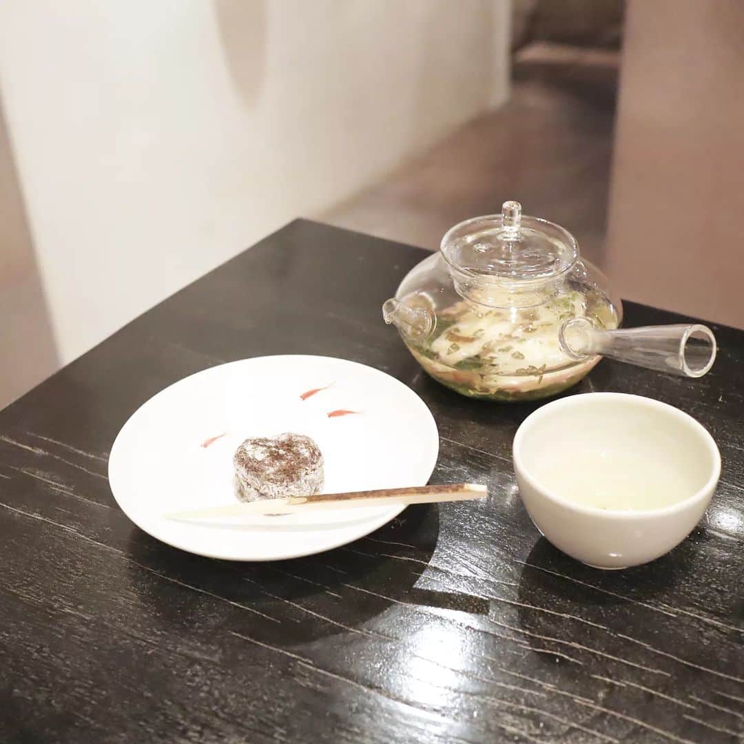 Eri Satoさんのインスタグラム写真 - (Eri SatoInstagram)「【higashiya ginza】 · 先日久しぶりに行った ヒガシヤギンザ @higashiya_higashiya · ランチのあと行ったら ちょうどたまたま入れちゃって お腹いっぱいだったんだけども😂 私は2枚目の 白桃の香りの緑茶と 焼き蕨にしたよ · ここの茶間食(アフターヌーンティー)が食べたいなって思って はや何年経つだろうか、、、 誰か行こう？💓 店内もとっても素敵なんだよ〜🥰 · · 【ヒガシヤギンザ】 〒104-0061  東京都中央区銀座1丁目7−7  ポーラ銀座ビル 2階 ⏲11:00〜19:00 有楽町線・銀座1丁目駅 7番出口地上より徒歩20秒 · いつも迷子になる😂 銀座は通りが全部同じに見えて 場所覚えられない🥺 · · #ヒガシヤギンザ#銀座カフェ#和カフェ#あんみつ#カフェ活#和菓子#higashiya#さとえりCAFE#カフェ#カフェ好きさんと繋がりたい#cafe」7月25日 23時31分 - satoeri626