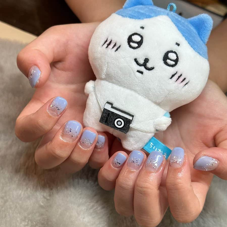 有田優理香のインスタグラム：「💙  ネイル新調しました💅 今回は推しのハチワレちゃんイメージ🐱 うちのハチワレちゃんと撮ってもらって なんかもうニヤニヤが止まりません🥹 推し活サイコーッ！！！  そして初のグラデーションネイルでした！ 優しい水色が夏っぽくて爽やか〜🏝 さらに大粒のキラキララメが可愛すぎ🌟  また1ヶ月頑張れそうです💪 ありがとうございました💓  #ハチワレ #ちいかわネイル #ハチワレネイル #広島ネイルサロン #袋町ネイルサロン #グラデーションネイル #夏ネイル」