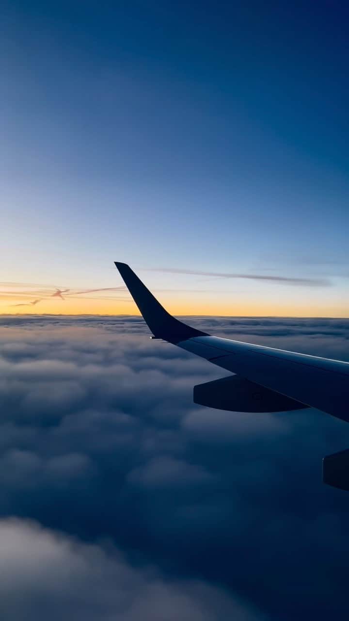 エールフランスのインスタグラム：「Enjoying the smoothest flight 🌅  #airfrance #aviation #travel #avgeek #skyview」