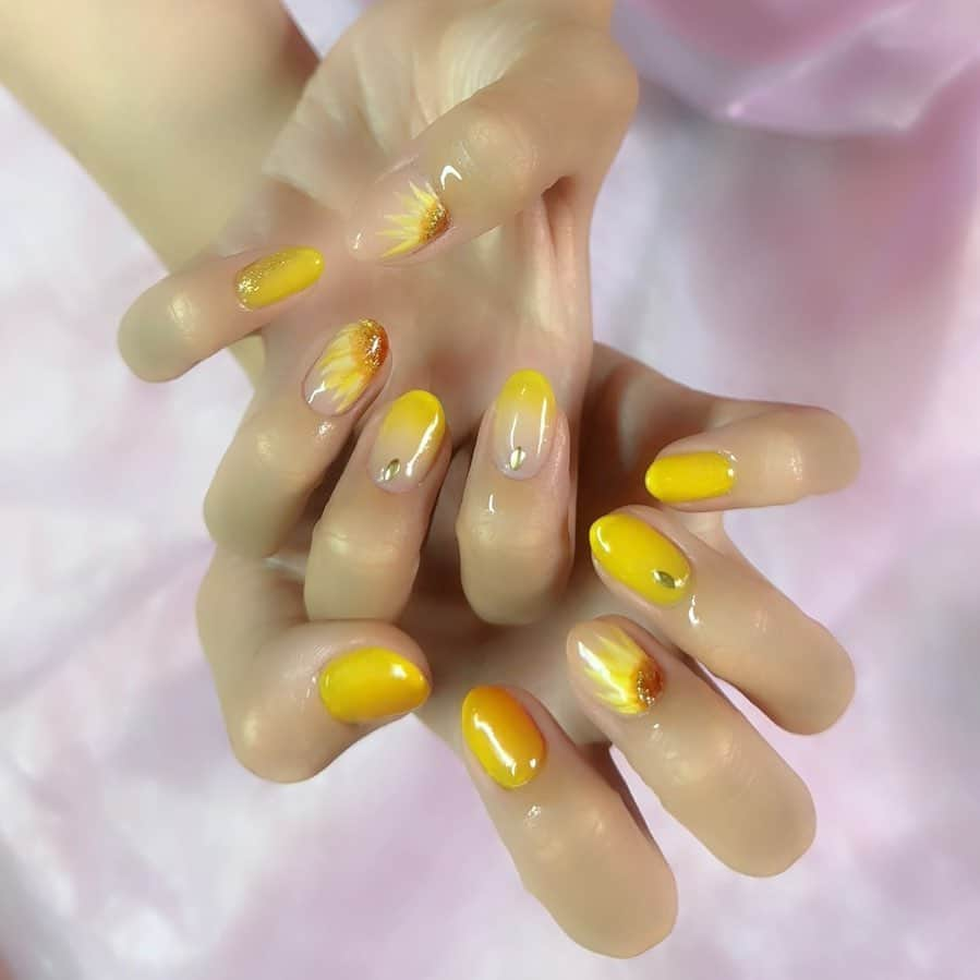 三浦優奈のインスタグラム：「🌻ひまわりネイル🌻 セルフネイルでやってます💅  #三浦優奈nails  #ネイル #ネイルデザイン #ジェルネイル #せるふねいる #セルフジェルネイル #セルフジェルネイル初心者 #セルフジェル #nail #nails #nailart #naildesign #naildesigns #夏ネイル #summernails #2023 #2023nails #2023summer #黄色ネイル #ひまわりネイル #ひまわり #向日葵 #ひまわりネイルデザイン #向日葵ネイル #sunflower #sunflowernails #sunflowernailart #yellow #yellownails #yellownails💛」