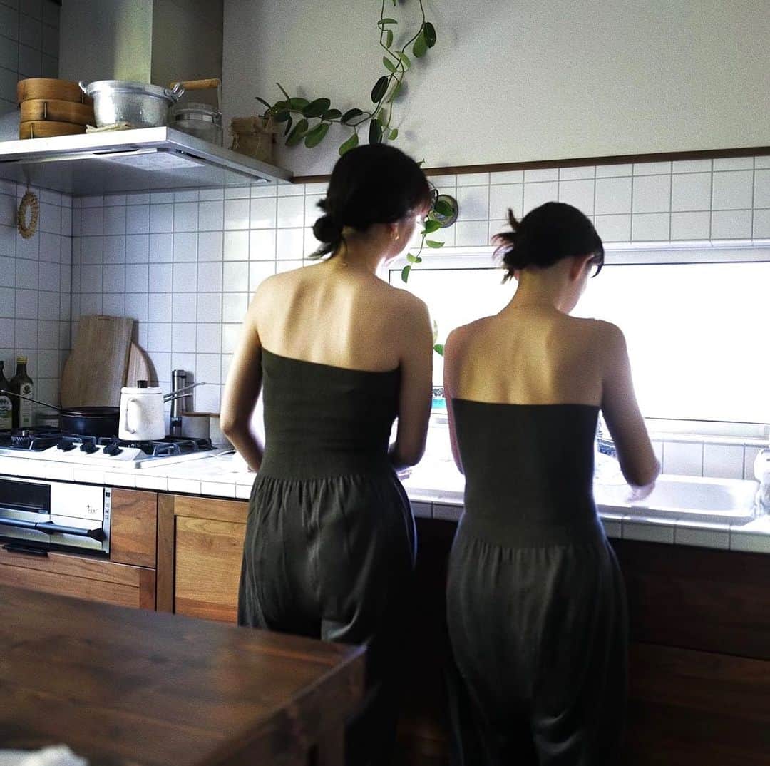 JUNNAのインスタグラム：「鎌倉の @sonekana 邸がプール開きをしたと聞きつけ @edamame.38 と水着持参でお泊まりに♡  久しぶりの3人の集いは笑いっぱなしの幸せ時間で、すっかり幸せぼけ中...🤤  何をしてても"まま""まま"とままの足に絡まったり、しがみついたり、愛おしさを増すひっちゃんと、おねいちゃんのルアピと♡  足元はわちゃわちゃでも、涼しい表情でサッと手際良く5人分の朝食を用意してくれちゃうのがかなこ そして、絶対キッチンが乱れない お料理しながら洗い物をこなす...いつも凄いなと思う...  リラックスして過ごしたい週末にぴったりだった #ETREボディーウォーマーニットパンツ  は3人お揃い  それにしても相変わらず...かなこのセンスには脱帽🎩🖤 お写真いっぱいで何からUPしよう🫠」