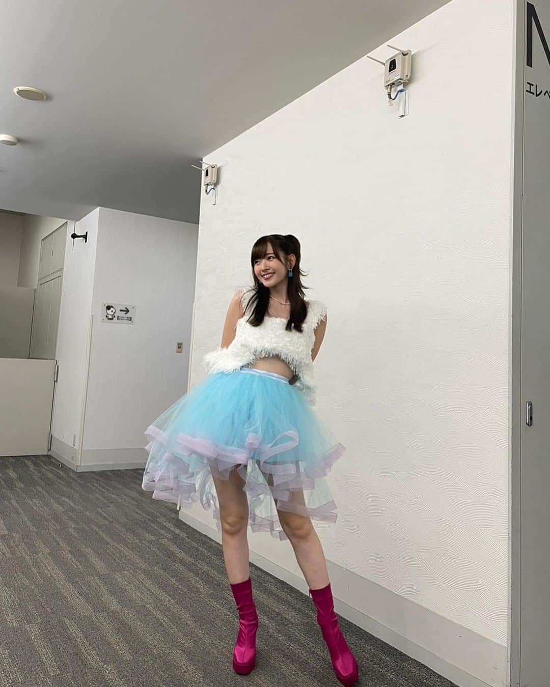 鈴木愛理さんのインスタグラム写真 - (鈴木愛理Instagram)「✴︎ #アニソンでしょでしょ 夏のイベントでしょdeショー！ ありがとうございました🥰  2回目の番組イベント。 そして夏の外フェス！！！！！ やっぱり暑いねーー最高！！！！  この番組も始まって2年ほどで、そう再生回数１億回を突破しているそうです☺️ありがとう！！  今番組を通して出会えた方とイベントで直接お会いできるのも幸せでした👸🏻  今年はここ数年の中でもめっちゃアイドル感のある衣装で参戦💠  というのも今回は #推しの子 の挿入歌「#サインはB 」アイのソロバージョンをフル歌唱&初披露させて頂くということで どことなくアイちゃんを感じるように選びました🩵🩷  スタジオでもまだ歌ってない曲をイベントでソロでやるなんて前代未聞！🤣  またこの衣装みれる...かも？？？ みれない...かも？？？😏  これからも番組をたくさん愛してくださいねー！！♡  tops  @sakuranakama_official skirt  @bellmignon__ earring、 ring  @abiste_official necklace  @anemone_official  #でしょフェス」7月25日 23時32分 - airisuzuki_official_uf