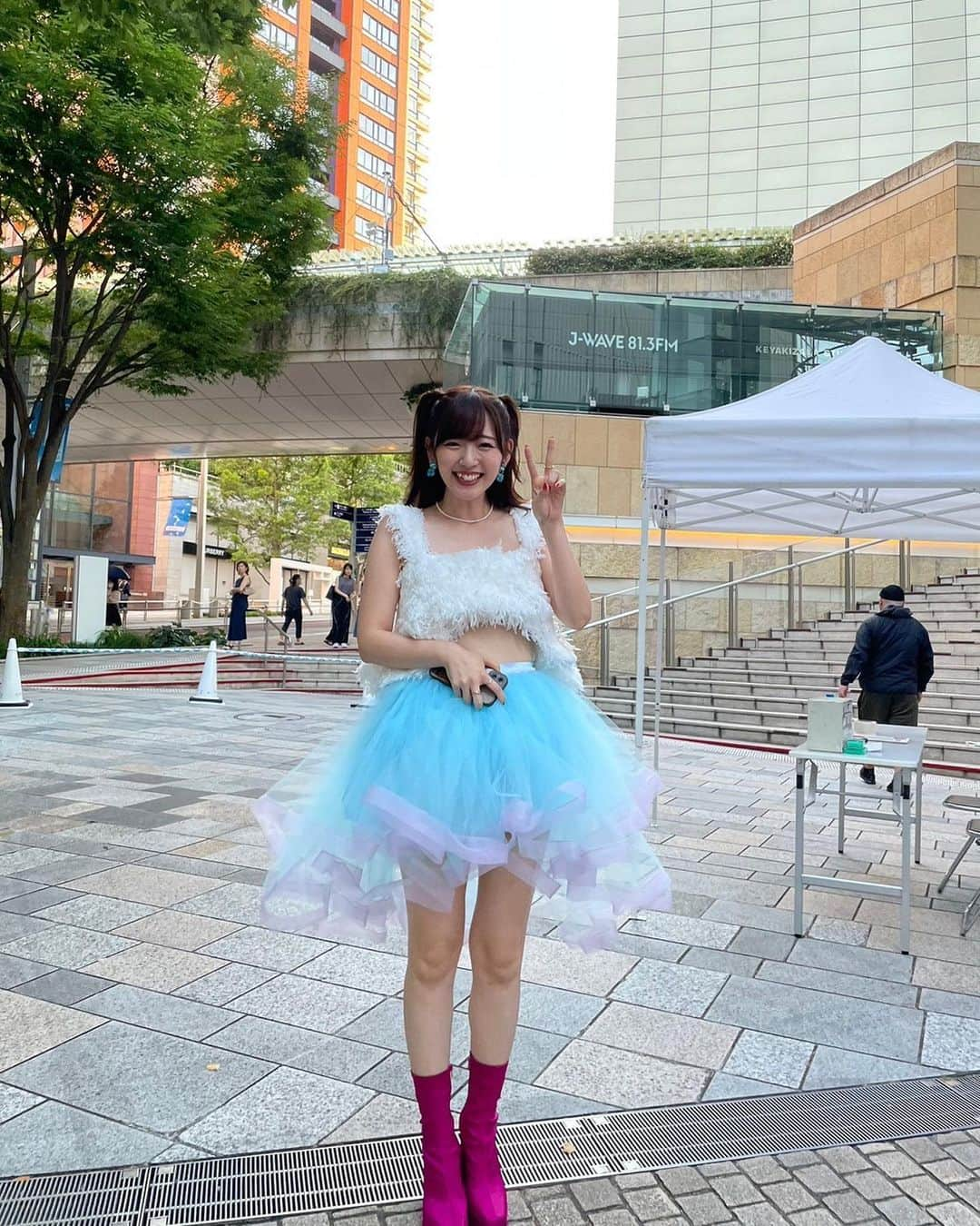 鈴木愛理さんのインスタグラム写真 - (鈴木愛理Instagram)「✴︎ #アニソンでしょでしょ 夏のイベントでしょdeショー！ ありがとうございました🥰  2回目の番組イベント。 そして夏の外フェス！！！！！ やっぱり暑いねーー最高！！！！  この番組も始まって2年ほどで、そう再生回数１億回を突破しているそうです☺️ありがとう！！  今番組を通して出会えた方とイベントで直接お会いできるのも幸せでした👸🏻  今年はここ数年の中でもめっちゃアイドル感のある衣装で参戦💠  というのも今回は #推しの子 の挿入歌「#サインはB 」アイのソロバージョンをフル歌唱&初披露させて頂くということで どことなくアイちゃんを感じるように選びました🩵🩷  スタジオでもまだ歌ってない曲をイベントでソロでやるなんて前代未聞！🤣  またこの衣装みれる...かも？？？ みれない...かも？？？😏  これからも番組をたくさん愛してくださいねー！！♡  tops  @sakuranakama_official skirt  @bellmignon__ earring、 ring  @abiste_official necklace  @anemone_official  #でしょフェス」7月25日 23時32分 - airisuzuki_official_uf