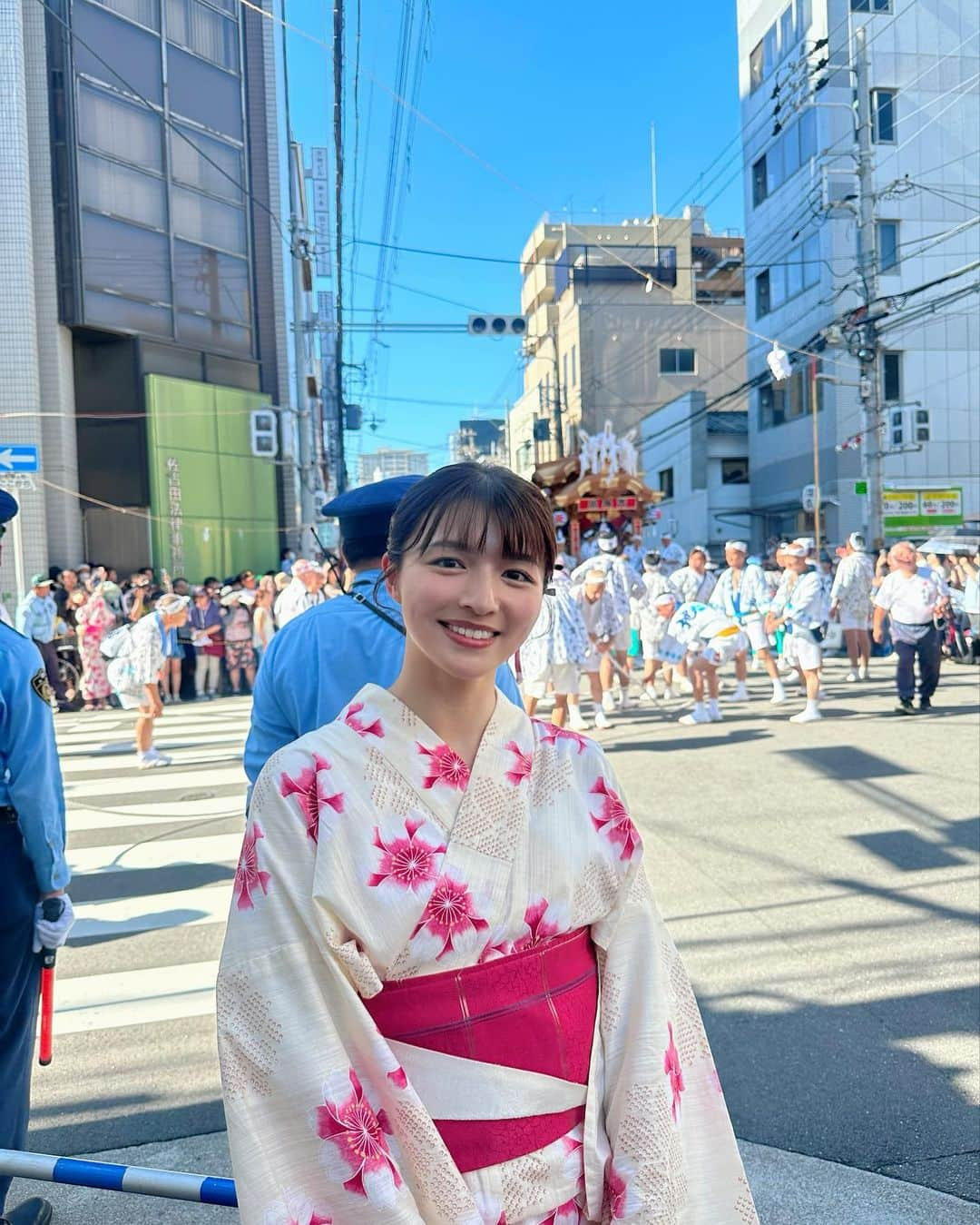 清水麻椰さんのインスタグラム写真 - (清水麻椰Instagram)「日本三大祭りの一つ #天神祭 が 4年ぶりに完全復活！⛩️✨  3000人の大行列が大阪の街を巡行する 陸渡御・船渡御の様子を生中継でお伝えしました。  強い日差しの中、活気に満ち溢れた行列🏮 太鼓やお囃子の音、人々の歓声に圧倒されました！  特に印象に残っているのは 陸渡御の先陣を切る『催太鼓』(もよおしだいこ) 胸にドンと響く野太い太鼓の音と 威勢のいい掛け声が印象的でした！ 太鼓を叩く願人(がんじ)たちがみんな笑顔なのも 見ていてアツい気持ちになりましたね〜😆🔥  夜の奉納花火も綺麗でした🎆  大阪の文化に触れて、今年初の浴衣も着られて、 とても充実した一日になりました✨  明日以降も激しい暑さが続きます。 熱中症に気をつけながら、夏を楽しみましょうね〜🍉☀️」7月25日 23時34分 - mayasmz