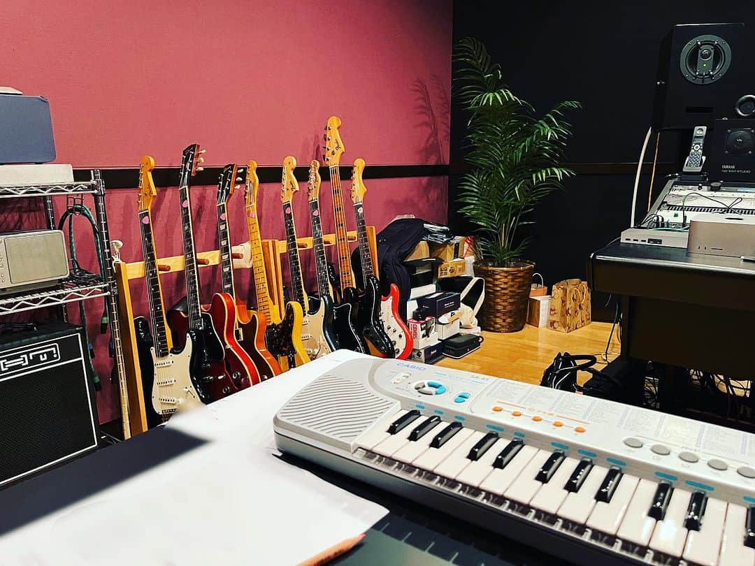 のインスタグラム：「今日はギターの多いスタジオで歌のレコーディングしてました🎸  #studio #vocal #recording #guitar」
