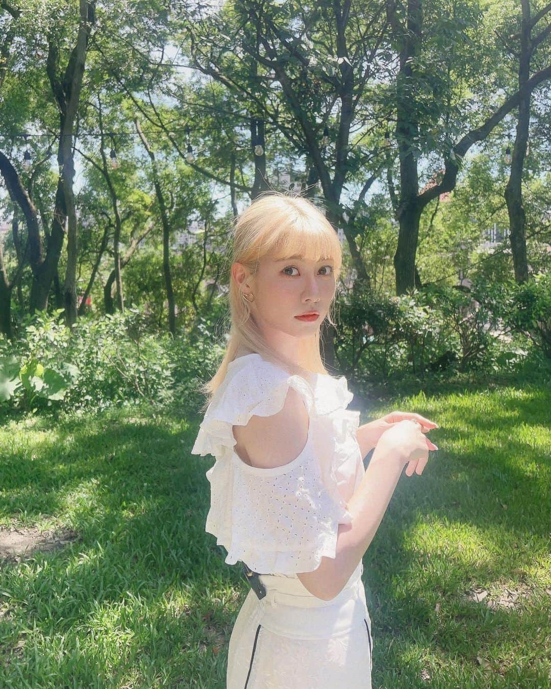 のインスタグラム：「𝐁𝐥𝐨𝐧𝐝𝐞 𝐡𝐚𝐢𝐫 💛🌼🪄  ⋯Top Skirt⋯ @snidel_taiwan」