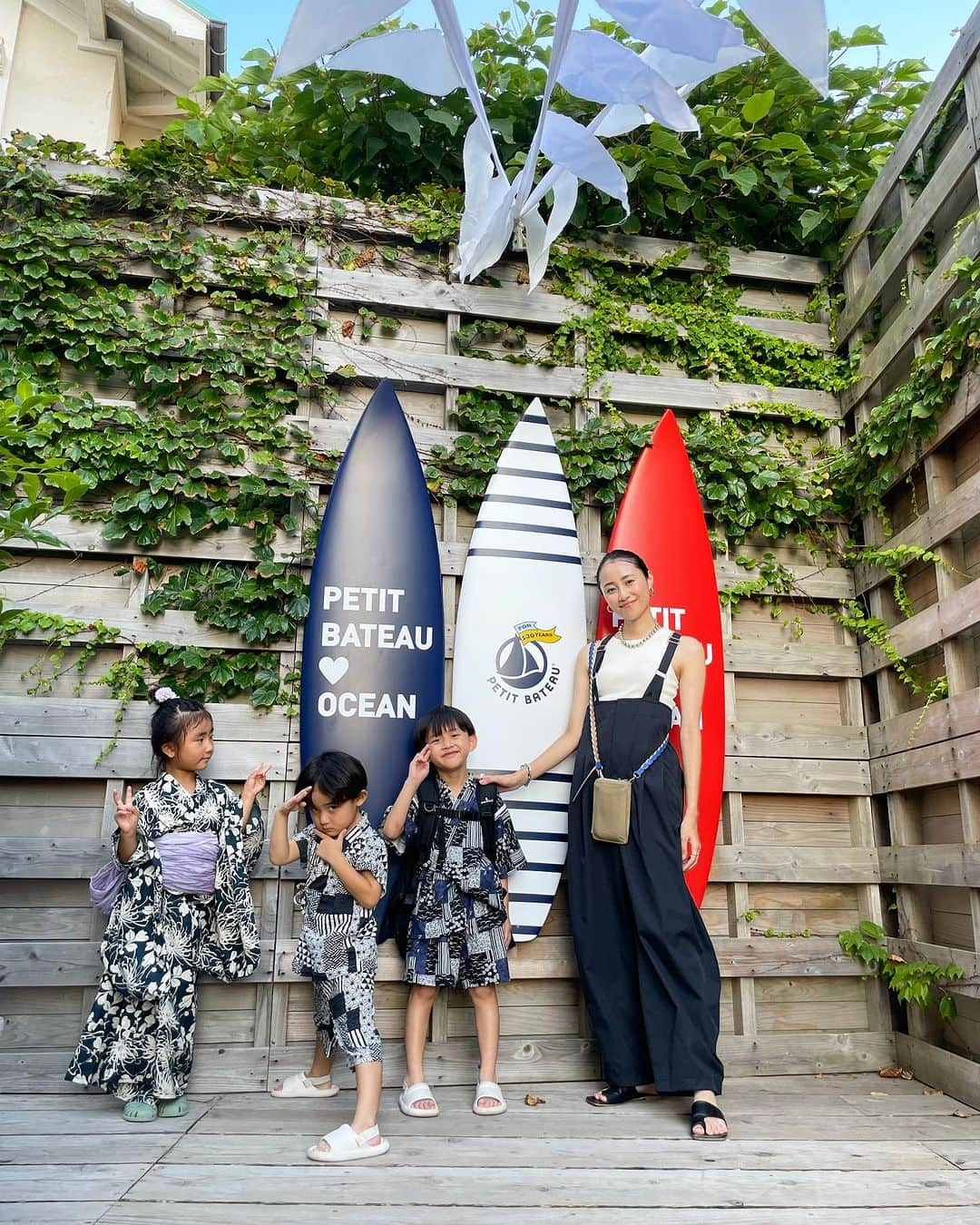 Rienaのインスタグラム：「#葉山海岸花火大会　#🎆  PETIT BATEAU BEACH CAFFEで 葉山海岸花火大会を鑑賞しました！  目の前で打ち上がる花火に圧巻☺️  夏休み最初の我が家のイベント！  子供達もたくさん歩いて、 ぐずることなく帰路につきました✨  #petitbateau#petitbateauoccasion#葉山花火大会#花火大会#花火#HANABI#2023#Summer#2023Summer#Riena」