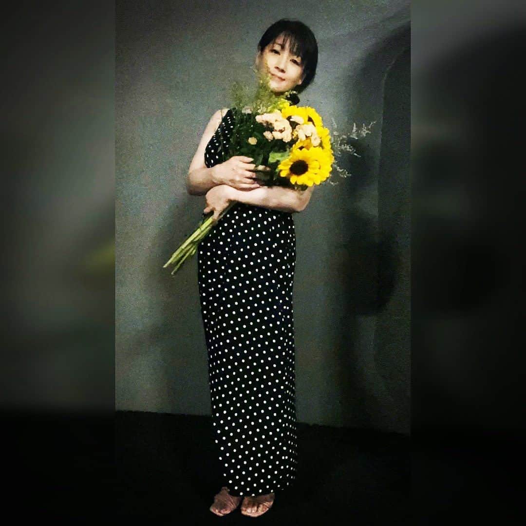 田中香子さんのインスタグラム写真 - (田中香子Instagram)「先日の宴帰り。 お花と私。テーマは "真夜中のレモンスカッシュ”。 イメージは昭和缶の方🍋  #レモンスカッシュ」7月25日 23時42分 - soo.yt