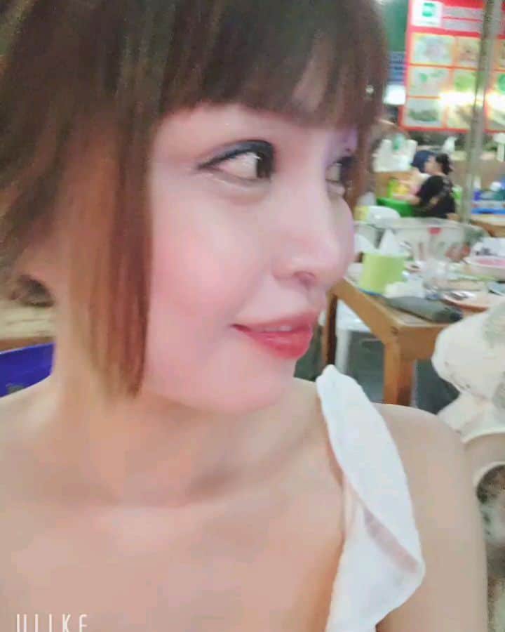 今藤霧子のインスタグラム：「ぶりっこした、そしてガイドさんとさしで呑んだ、からのディナー ぜーんぶチップ払った💕💕💕」