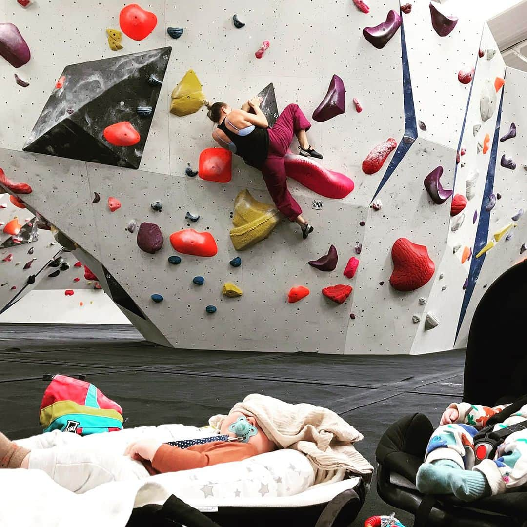 リア・クレインのインスタグラム：「Climbing. I think since having Koa I’ve been able to understand what it is I actually like about it. When all the other noises and distractions are stripped away and it’s just climbing for going climbings sake.  The past handful of sessions where it’s just myself, Koa and another mamma and babba or friends, have been so refreshing to enjoy the basics of what climbing gives.  I climb nowhere near how or what I used to, but trying hard on and falling off mid range climbs kinda gives me more of an accomplished and motivated feeling than I’ve ever felt.  I mean if my arms bent just a liiiiiittle bit easier that would kind of help a lot, but that would mean doing some training and that all seems a bit serious 😅😝 #mumlife」