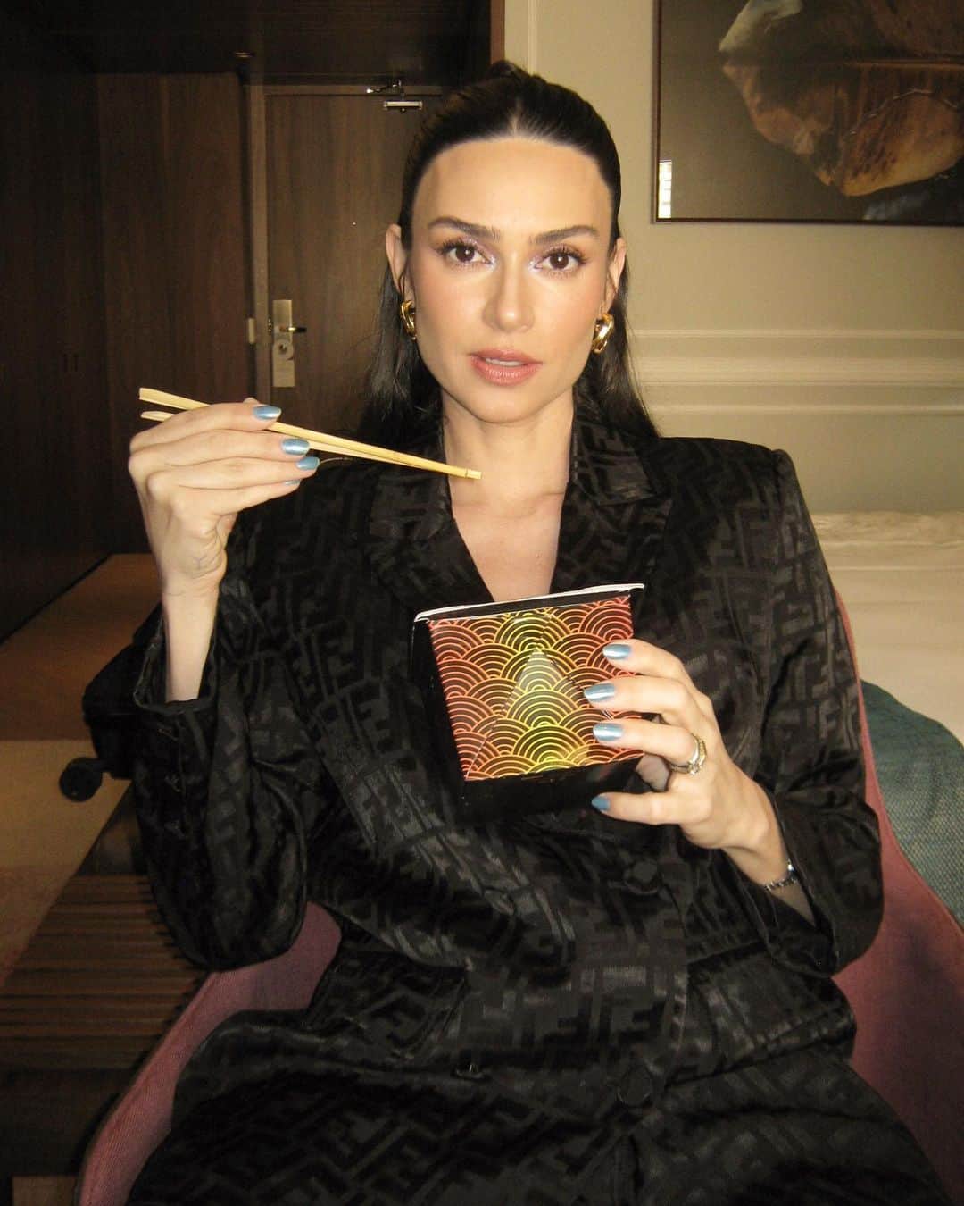 Thaila Ayalaのインスタグラム：「Uma mama de pancinha cheia não quer guerra com ninguém 🙆🏻‍♀️」