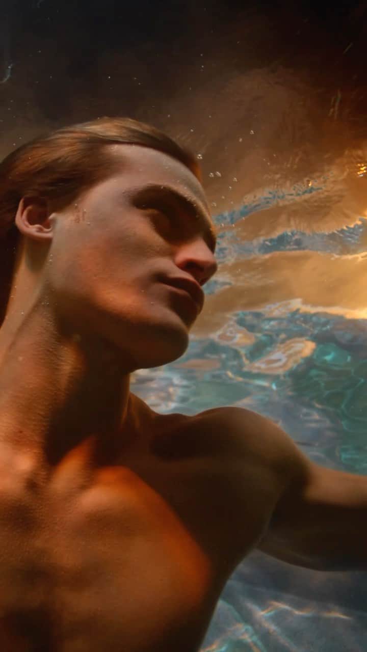 トムフォードのインスタグラム：「DISCOVER COSTA AZZURRA.   DIVE IN TO AN AROMATIC FOUGÈRE WARMED BY SUNLIT AMBER.   #TOMFORDBEAUTY #TOMFORD」