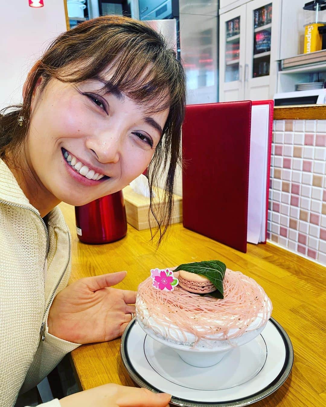 星野涼子さんのインスタグラム写真 - (星野涼子Instagram)「7/25は #かき氷の日　だそうです。  かき氷には結構課金してまして写真いっぱい😅  これは春頃 #さくら氷菓店   いちごと桜かな？  食べる芸術✨  #かき氷　#氷活　#いちご　#苺　#桜　#桜味　#マカロン　#shaveice #strawberry #cherryblossom #japanesesweets #빙수 #빙수맛집 #딸기 #벛꽃」7月25日 23時49分 - ryoko.hoshino