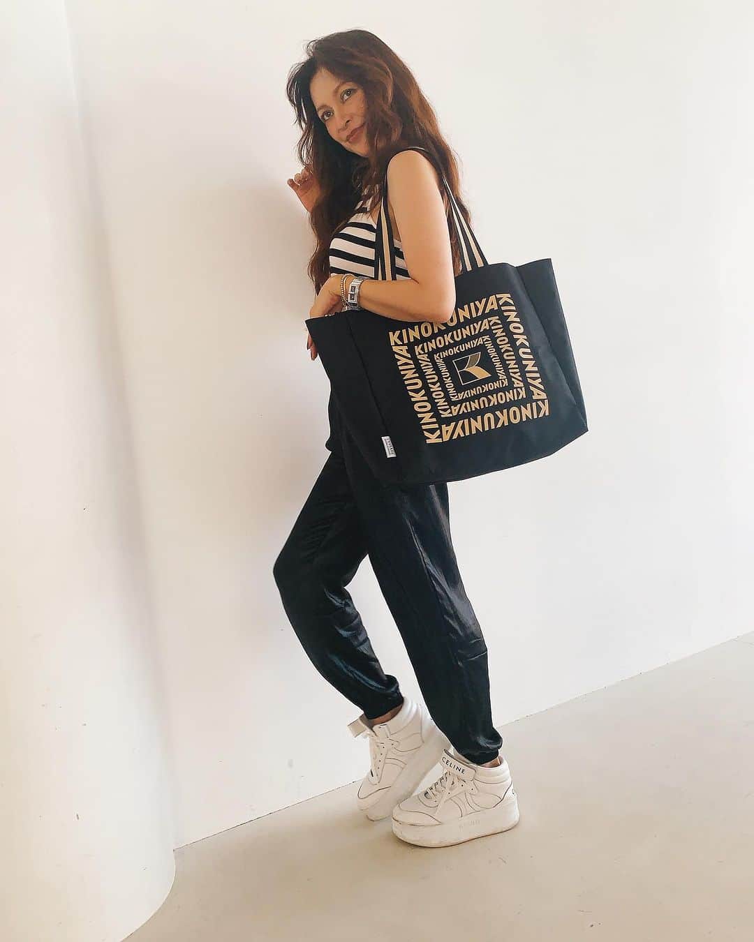 otona MUSEさんのインスタグラム写真 - (otona MUSEInstagram)「「紀ノ国屋×JOURNAL STANDARD Lessage」のコラボショッピングバッグ。発売まで、あと３日🐰🐰🐰  今回のは、ブラック×ベージュの配色。このシックな色使い、シンプルラバーの心に刺さる💘  そして、この日もせりさんは可愛かったです。私服がもう本当におしゃれ！  @kinokuniya_super @jslessage @iwahoriseri  #kinokuniya #紀ノ国屋 #岩堀せり #otonamuse #オトナミューズ#編集T#ジャーナルスタンダードレサージュ #8月28日発売」7月25日 23時51分 - otonamuse