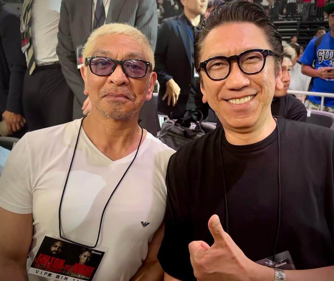 布袋寅泰のインスタグラム：「松本さんと並んで応援📣勝利の瞬間は2人で雄叫びを上げハイタッチしたよ🙌　@naoyainoue_410  #井上尚弥　#松本人志　#布袋寅泰」