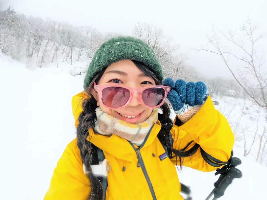 服部ひで子のインスタグラム：「吉本新喜劇座員総選挙👑開催中‼️  【７月２５日(火)残り２０日！】  いつも投票ありがとうございます✨  降り積もる雪のように 皆様への感謝の気持ちも 日々 積もり積もっております⛄❄️✨⤴️⤴️⤴️  ━━━━━━━━━━━━━━━━ ━━━━━━━ 🍀吉本座員総選挙2023🍀  ◆10/8(日)「吉本新喜劇まつり」の出演者を決める総選挙。  ◆上位２５名 ＋ 世代別じゃんけんの勝者５名。  ◆投票期間【6/28～8/13】  ◆１日１回投票可能。(座員３名を選出) ━━━━━━━━━━━━━━━━━━━━━━━ 投票ページ(吉本新喜劇座員総選挙ホームページ)へのアクセスは、ストーリーズにリンク貼っております💡  【 投票の方法 】 1️⃣よしもとチケットサイト   FANY IDへ登録(無料)。  2️⃣吉本新喜劇座員総選挙HPへアクセス   １日１回、座員３名を選んで投票。  #吉本新喜劇  #服部ひで子 #吉本新喜劇座員総選」