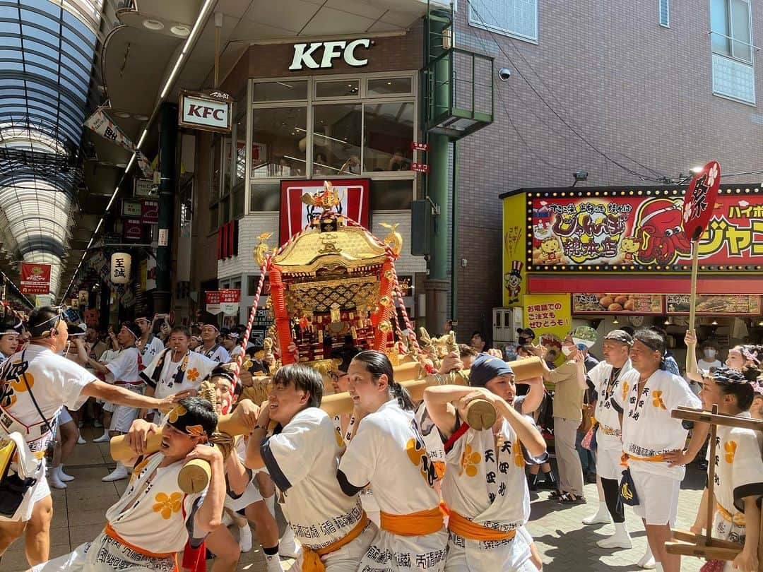 靴下専門店コポさんのインスタグラム写真 - (靴下専門店コポInstagram)「天四神輿で石田店長(真中)の勇士。天神祭祭2023。 コポはこの地から創業いたしました。 20230725  #天神祭 #天神祭り」7月25日 14時56分 - copo_net