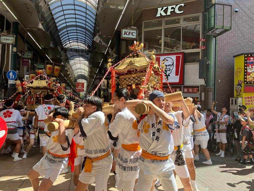 靴下専門店コポさんのインスタグラム写真 - (靴下専門店コポInstagram)「天四神輿で石田店長(真中)の勇士。天神祭祭2023。 コポはこの地から創業いたしました。 20230725  #天神祭 #天神祭り」7月25日 14時56分 - copo_net