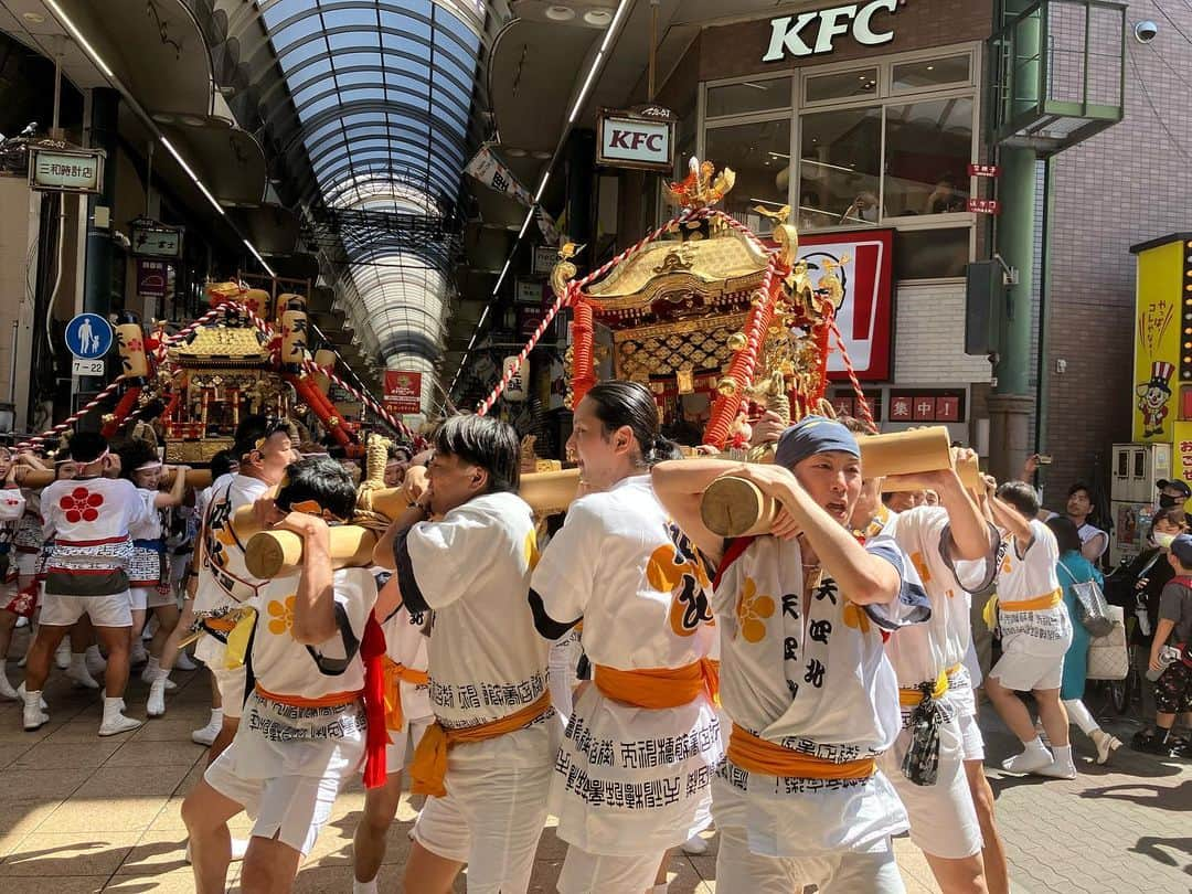 靴下専門店コポさんのインスタグラム写真 - (靴下専門店コポInstagram)「天四神輿で石田店長(真中)の勇士。天神祭祭2023。 コポはこの地から創業いたしました。 20230725  #天神祭 #天神祭り」7月25日 14時56分 - copo_net